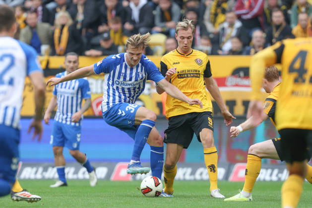 16.10.2026, xtgx, Fussball 2. Bundesliga, SG Dynamo Dresden - 1. FC Magdeburg, v.l. Luka Hyrylainen (Magdeburg, 38), Vincent Vermeij (Dresden, 9) Zweikampf, Duell, Kampf, tackle (DFL DFB REGULATIONS PROHIBIT ANY USE OF PHOTOGRAPHS as IMAGE SEQUENCES and or QUASI-VIDEO) Dresden