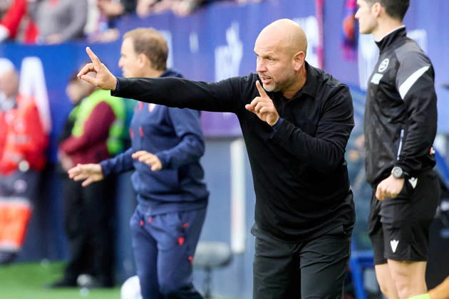 LaLiga EASports 2026 27 CA Osasuna v Racing de Santander Jose Alberto Lopez (Coach. RAC) in action during the football match of LaLiga EA Sports between CA Osasuna and Racing de Santander played at El Sadar stadium in Pamplona (Spain) on Oct 18 2026. Credit: Inigo Alzugaray Agencia LOF Pamplona LaLiga EASports 2026 27 CA Osasuna v Racing de Santander Copyright: xINIGOxALZUGARAYx