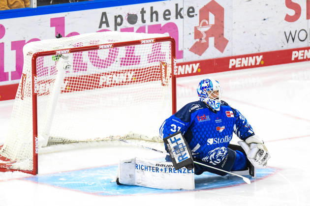 Straubing Tigers vs. Grizzlys Wolfsburg, Eishockey, Deutsche Eishockey Liga, Penny DEL, 10.Spieltag, Saison 2026 2027, 18.10.2026 Jakub Skarek (Straubing Tigers), Eishockey Herren, Deutsche Eishockey Liga, Penny DEL, 10.Spieltag, Saison 2026 2027 am 18.10.2026 im Eisstadion am Pulverturm, Straubing Tigers (blau) gegen Grizzlys Wolfsburg (beige)