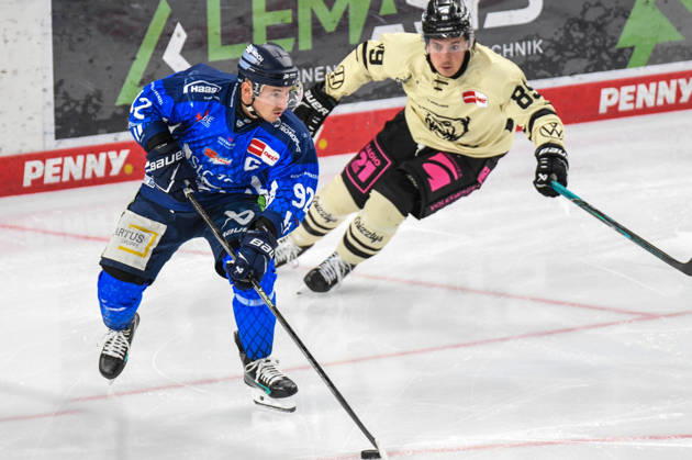 Straubing Tigers vs. Grizzlys Wolfsburg, Eishockey, Deutsche Eishockey Liga, Penny DEL, 10.Spieltag, Saison 2026 2027, 18.10.2026 Marcel Brandt (Straubing Tigers) am Puck vor Matt Choupani (Grizzlys Wolfsburg), Eishockey Herren, Deutsche Eishockey Liga, Penny DEL, 10.Spieltag, Saison 2026 2027 am 18.10.2026 im Eisstadion am Pulverturm, Straubing Tigers (blau) gegen Grizzlys Wolfsburg (beige)