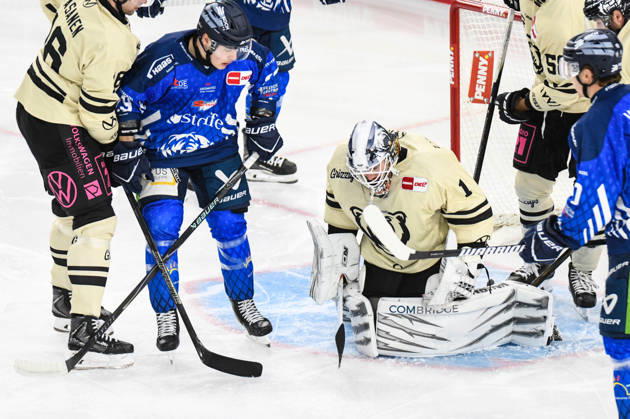 Straubing Tigers vs. Grizzlys Wolfsburg, Eishockey, Deutsche Eishockey Liga, Penny DEL, 10.Spieltag, Saison 2026 2027, 18.10.2026 Dustin Strahlmeier (Grizzlys Wolfsburg) kassiert den Puck vor Simon Seidl (Straubing Tigers), Eishockey Herren, Deutsche Eishockey Liga, Penny DEL, 10.Spieltag, Saison 2026 2027 am 18.10.2026 im Eisstadion am Pulverturm, Straubing Tigers (blau) gegen Grizzlys Wolfsburg (beige)