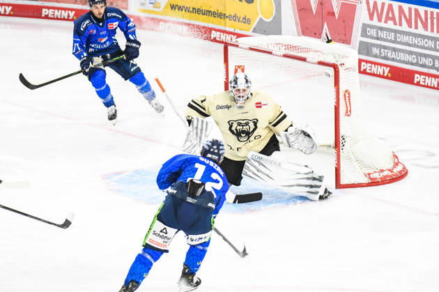 Straubing Tigers vs. Grizzlys Wolfsburg, Eishockey, Deutsche Eishockey Liga, Penny DEL, 10.Spieltag, Saison 2026 2027, 18.10.2026 Joseph Duszak (Straubing Tigers) mit der Chance vor Dustin Strahlmeier (Grizzlys Wolfsburg), Eishockey Herren, Deutsche Eishockey Liga, Penny DEL, 10.Spieltag, Saison 2026 2027 am 18.10.2026 im Eisstadion am Pulverturm, Straubing Tigers (blau) gegen Grizzlys Wolfsburg (beige)