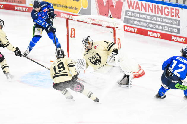 Straubing Tigers vs. Grizzlys Wolfsburg, Eishockey, Deutsche Eishockey Liga, Penny DEL, 10.Spieltag, Saison 2026 2027, 18.10.2026 Nicholas Halloran (Straubing Tigers) vergibt den Treffer gegen Dustin Strahlmeier (Grizzlys Wolfsburg), Eishockey Herren, Deutsche Eishockey Liga, Penny DEL, 10.Spieltag, Saison 2026 2027 am 18.10.2026 im Eisstadion am Pulverturm, Straubing Tigers (blau) gegen Grizzlys Wolfsburg (beige)