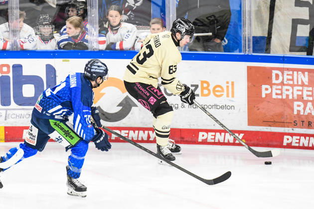 Straubing Tigers vs. Grizzlys Wolfsburg, Eishockey, Deutsche Eishockey Liga, Penny DEL, 10.Spieltag, Saison 2026 2027, 18.10.2026 Nicholas Halloran (Straubing Tigers) an der Bande mit Luis Schinko (Grizzlys Wolfsburg), Eishockey Herren, Deutsche Eishockey Liga, Penny DEL, 10.Spieltag, Saison 2026 2027 am 18.10.2026 im Eisstadion am Pulverturm, Straubing Tigers (blau) gegen Grizzlys Wolfsburg (beige)