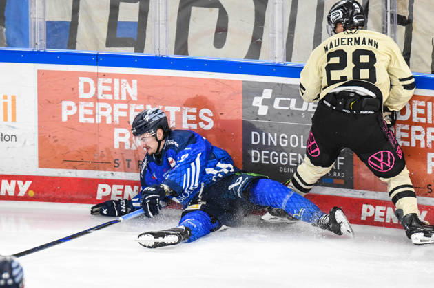 Straubing Tigers vs. Grizzlys Wolfsburg, Eishockey, Deutsche Eishockey Liga, Penny DEL, 10.Spieltag, Saison 2026 2027, 18.10.2026 Tarjo Jentzsch (Straubing Tigers) am Boden vor Ross Mauermann (Grizzlys Wolfsburg), Eishockey Herren, Deutsche Eishockey Liga, Penny DEL, 10.Spieltag, Saison 2026 2027 am 18.10.2026 im Eisstadion am Pulverturm, Straubing Tigers (blau) gegen Grizzlys Wolfsburg (beige)