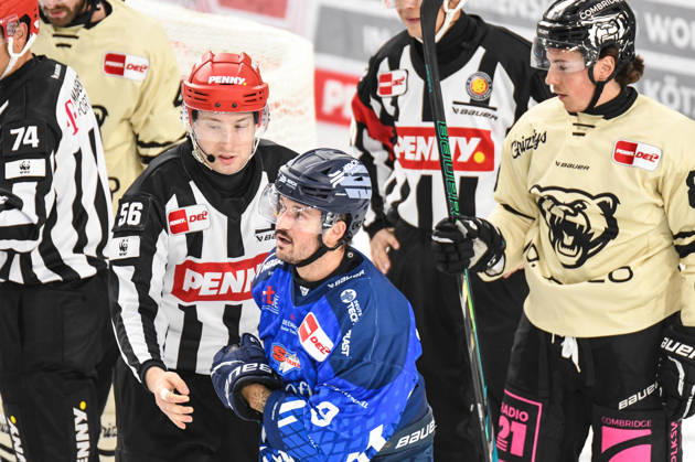 Straubing Tigers vs. Grizzlys Wolfsburg, Eishockey, Deutsche Eishockey Liga, Penny DEL, 10.Spieltag, Saison 2026 2027, 18.10.2026 Schiedsrichter Yannik Koziol mit Stephan Daschner (Straubing Tigers), Eishockey Herren, Deutsche Eishockey Liga, Penny DEL, 10.Spieltag, Saison 2026 2027 am 18.10.2026 im Eisstadion am Pulverturm, Straubing Tigers (blau) gegen Grizzlys Wolfsburg (beige)