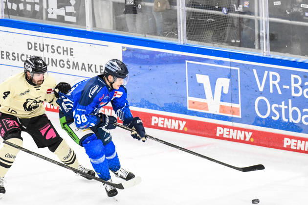Straubing Tigers vs. Grizzlys Wolfsburg, Eishockey, Deutsche Eishockey Liga, Penny DEL, 10.Spieltag, Saison 2026 2027, 18.10.2026 Stefan Loibl (Straubing Tigers) am Puck vor Keaton Thompson (Grizzlys Wolfsburg), Eishockey Herren, Deutsche Eishockey Liga, Penny DEL, 10.Spieltag, Saison 2026 2027 am 18.10.2026 im Eisstadion am Pulverturm, Straubing Tigers (blau) gegen Grizzlys Wolfsburg (beige)
