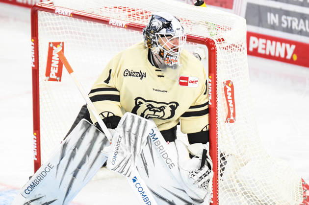 Straubing Tigers vs. Grizzlys Wolfsburg, Eishockey, Deutsche Eishockey Liga, Penny DEL, 10.Spieltag, Saison 2026 2027, 18.10.2026 Dustin Strahlmeier (Grizzlys Wolfsburg), Eishockey Herren, Deutsche Eishockey Liga, Penny DEL, 10.Spieltag, Saison 2026 2027 am 18.10.2026 im Eisstadion am Pulverturm, Straubing Tigers (blau) gegen Grizzlys Wolfsburg (beige)