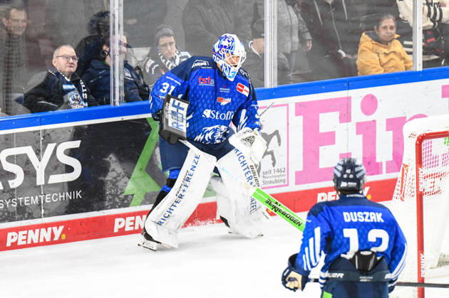 Straubing Tigers vs. Grizzlys Wolfsburg, Eishockey, Deutsche Eishockey Liga, Penny DEL, 10.Spieltag, Saison 2026 2027, 18.10.2026 Jakub Skarek (Straubing Tigers), Eishockey Herren, Deutsche Eishockey Liga, Penny DEL, 10.Spieltag, Saison 2026 2027 am 18.10.2026 im Eisstadion am Pulverturm, Straubing Tigers (blau) gegen Grizzlys Wolfsburg (beige)
