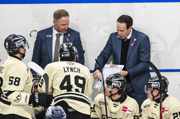 Straubing Tigers vs. Grizzlys Wolfsburg, Eishockey, Deutsche Eishockey Liga, Penny DEL, 10.Spieltag, Saison 2026 2027, 18.10.2026 Tyler Haskins und Heiko Vogler beim Power Break mit Robert Lynch (Grizzlys Wolfsburg), Eishockey Herren, Deutsche Eishockey Liga, Penny DEL, 10.Spieltag, Saison 2026 2027 am 18.10.2026 im Eisstadion am Pulverturm, Straubing Tigers (blau) gegen Grizzlys Wolfsburg (beige)