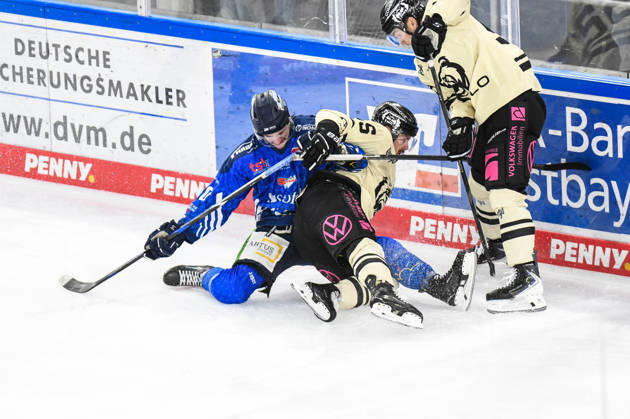 Straubing Tigers vs. Grizzlys Wolfsburg, Eishockey, Deutsche Eishockey Liga, Penny DEL, 10.Spieltag, Saison 2026 2027, 18.10.2026 Tarjo Jentzsch (Straubing Tigers) am Boden mit Fabio Pfohl (Grizzlys Wolfsburg), Eishockey Herren, Deutsche Eishockey Liga, Penny DEL, 10.Spieltag, Saison 2026 2027 am 18.10.2026 im Eisstadion am Pulverturm, Straubing Tigers (blau) gegen Grizzlys Wolfsburg (beige)