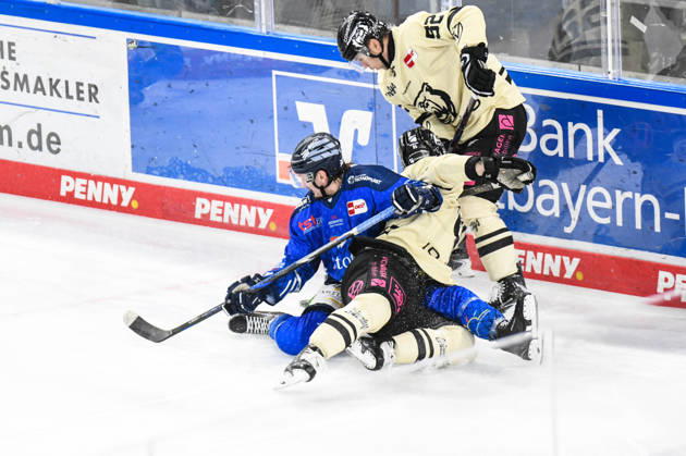 Straubing Tigers vs. Grizzlys Wolfsburg, Eishockey, Deutsche Eishockey Liga, Penny DEL, 10.Spieltag, Saison 2026 2027, 18.10.2026 Tarjo Jentzsch (Straubing Tigers) am Boden mit Fabio Pfohl (Grizzlys Wolfsburg), Eishockey Herren, Deutsche Eishockey Liga, Penny DEL, 10.Spieltag, Saison 2026 2027 am 18.10.2026 im Eisstadion am Pulverturm, Straubing Tigers (blau) gegen Grizzlys Wolfsburg (beige)