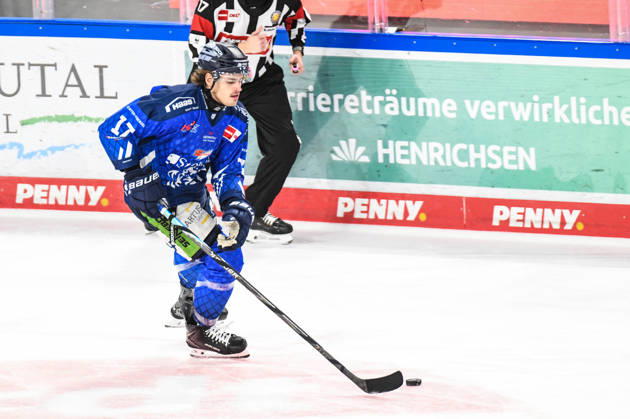 Straubing Tigers vs. Grizzlys Wolfsburg, Eishockey, Deutsche Eishockey Liga, Penny DEL, 10.Spieltag, Saison 2026 2027, 18.10.2026 Adrian Klein (Straubing Tigers), Eishockey Herren, Deutsche Eishockey Liga, Penny DEL, 10.Spieltag, Saison 2026 2027 am 18.10.2026 im Eisstadion am Pulverturm, Straubing Tigers (blau) gegen Grizzlys Wolfsburg (beige)