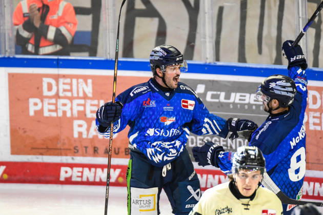 Straubing Tigers vs. Grizzlys Wolfsburg, Eishockey, Deutsche Eishockey Liga, Penny DEL, 10.Spieltag, Saison 2026 2027, 18.10.2026 Stephan Daschner (Straubing Tigers) jubelt mit Skyler McKenzie, Eishockey Herren, Deutsche Eishockey Liga, Penny DEL, 10.Spieltag, Saison 2026 2027 am 18.10.2026 im Eisstadion am Pulverturm, Straubing Tigers (blau) gegen Grizzlys Wolfsburg (beige)