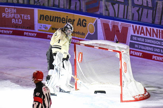 Straubing Tigers vs. Grizzlys Wolfsburg, Eishockey, Deutsche Eishockey Liga, Penny DEL, 10.Spieltag, Saison 2026 2027, 18.10.2026 Dustin Strahlmeier (Grizzlys Wolfsburg) zieht den Puck aus dem Tor, Eishockey Herren, Deutsche Eishockey Liga, Penny DEL, 10.Spieltag, Saison 2026 2027 am 18.10.2026 im Eisstadion am Pulverturm, Straubing Tigers (blau) gegen Grizzlys Wolfsburg (beige)