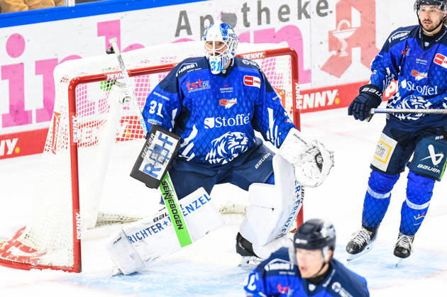 Straubing Tigers vs. Grizzlys Wolfsburg, Eishockey, Deutsche Eishockey Liga, Penny DEL, 10.Spieltag, Saison 2026 2027, 18.10.2026 Jakub Skarek (Straubing Tigers), Eishockey Herren, Deutsche Eishockey Liga, Penny DEL, 10.Spieltag, Saison 2026 2027 am 18.10.2026 im Eisstadion am Pulverturm, Straubing Tigers (blau) gegen Grizzlys Wolfsburg (beige)