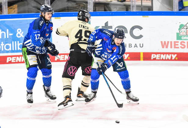 Straubing Tigers vs. Grizzlys Wolfsburg, Eishockey, Deutsche Eishockey Liga, Penny DEL, 10.Spieltag, Saison 2026 2027, 18.10.2026 Tim Brunnhuber (Straubing Tigers) im Duell mit Robert Lynch (Grizzlys Wolfsburg), Eishockey Herren, Deutsche Eishockey Liga, Penny DEL, 10.Spieltag, Saison 2026 2027 am 18.10.2026 im Eisstadion am Pulverturm, Straubing Tigers (blau) gegen Grizzlys Wolfsburg (beige)