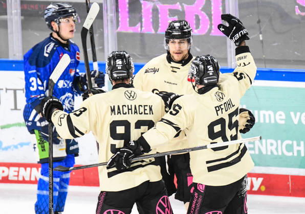Straubing Tigers vs. Grizzlys Wolfsburg, Eishockey, Deutsche Eishockey Liga, Penny DEL, 10.Spieltag, Saison 2026 2027, 18.10.2026 Madison Bowey (Grizzlys Wolfsburg) jubelt ueber seinen Treffer mit Spencer Machacek und Fabio Pfohl, Eishockey Herren, Deutsche Eishockey Liga, Penny DEL, 10.Spieltag, Saison 2026 2027 am 18.10.2026 im Eisstadion am Pulverturm, Straubing Tigers (blau) gegen Grizzlys Wolfsburg (beige)