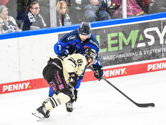 Straubing Tigers vs. Grizzlys Wolfsburg, Eishockey, Deutsche Eishockey Liga, Penny DEL, 10.Spieltag, Saison 2026 2027, 18.10.2026 Nicolas Beaudin (straubing Tigers) im Zweikampf mit Tyler Morley (Grizzlys Wolfsburg), Eishockey Herren, Deutsche Eishockey Liga, Penny DEL, 10.Spieltag, Saison 2026 2027 am 18.10.2026 im Eisstadion am Pulverturm, Straubing Tigers (blau) gegen Grizzlys Wolfsburg (beige)