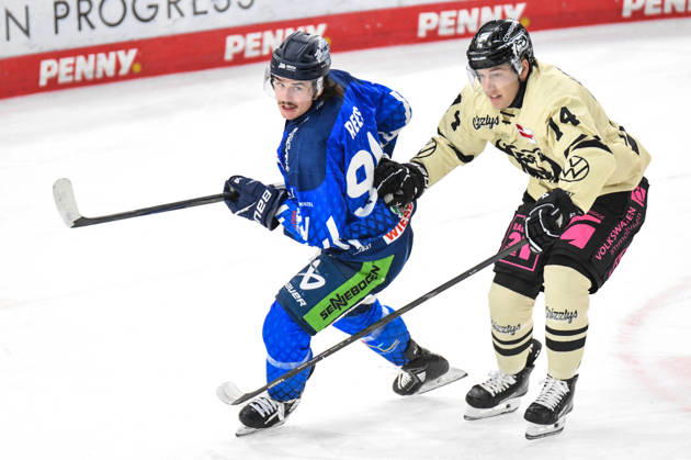 Sport Bilder des Tages Straubing Tigers vs. Grizzlys Wolfsburg, Eishockey, Deutsche Eishockey Liga, Penny DEL, 10.Spieltag, Saison 2026 2027, 18.10.2026 Jamieson Rees (Straubing Tigres) im Duell mit Keaton Thompson (Grizzlys Wolfsburg), Eishockey Herren, Deutsche Eishockey Liga, Penny DEL, 10.Spieltag, Saison 2026 2027 am 18.10.2026 im Eisstadion am Pulverturm, Straubing Tigers (blau) gegen Grizzlys Wolfsburg (beige)
