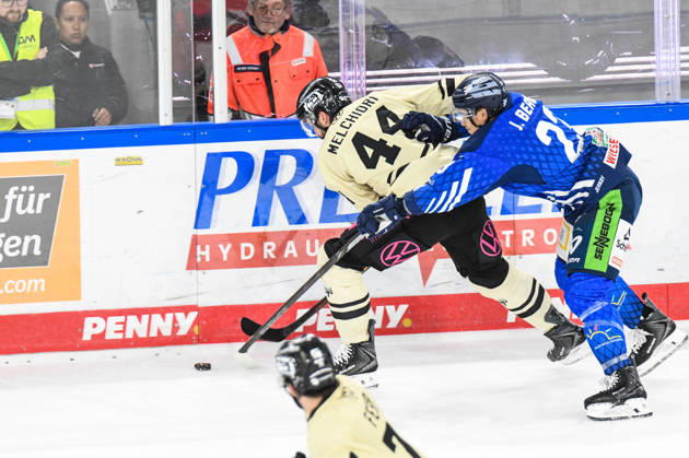 Straubing Tigers vs. Grizzlys Wolfsburg, Eishockey, Deutsche Eishockey Liga, Penny DEL, 10.Spieltag, Saison 2026 2027, 18.10.2026 J.C. Beaudin (Straubing Tigers) an der Bande mit Julian Melchiori (Grizzlys Wolfsburg), Eishockey Herren, Deutsche Eishockey Liga, Penny DEL, 10.Spieltag, Saison 2026 2027 am 18.10.2026 im Eisstadion am Pulverturm, Straubing Tigers (blau) gegen Grizzlys Wolfsburg (beige)