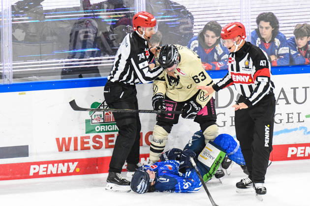 Straubing Tigers vs. Grizzlys Wolfsburg, Eishockey, Deutsche Eishockey Liga, Penny DEL, 10.Spieltag, Saison 2026 2027, 18.10.2026 Jamieson Rees (Straubing Tigres) am Boden vor Luis Schinko (Grizzlys Wolfsburg), Eishockey Herren, Deutsche Eishockey Liga, Penny DEL, 10.Spieltag, Saison 2026 2027 am 18.10.2026 im Eisstadion am Pulverturm, Straubing Tigers (blau) gegen Grizzlys Wolfsburg (beige)