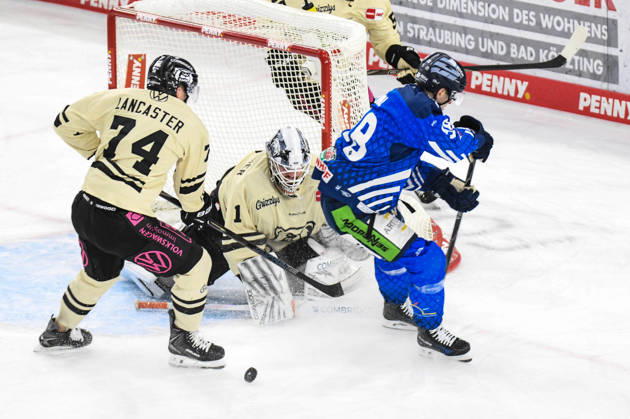 Straubing Tigers vs. Grizzlys Wolfsburg, Eishockey, Deutsche Eishockey Liga, Penny DEL, 10.Spieltag, Saison 2026 2027, 18.10.2026 Stefan Loibl (Straubing Tigers) vergibt den Treffer gegen Dustin Strahlmeier (Grizzlys Wolfsburg), Eishockey Herren, Deutsche Eishockey Liga, Penny DEL, 10.Spieltag, Saison 2026 2027 am 18.10.2026 im Eisstadion am Pulverturm, Straubing Tigers (blau) gegen Grizzlys Wolfsburg (beige)