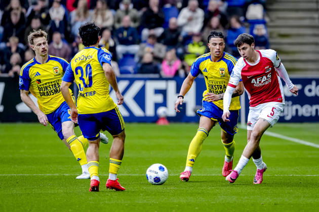 LEEUWARDEN - AZ Alkmaar defender Mateo Chávez during the Vriendenloterij Eredivisie match between SC Cambuur and AZ at Kooi Stadion on 18 October 2026 in Leeuwarden, Nederland. ED VAN DE POL EYE4IMAGES DeFodi Images -