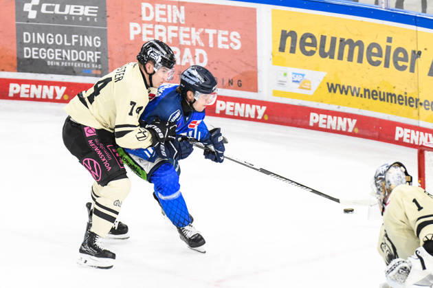Straubing Tigers vs. Grizzlys Wolfsburg, Eishockey, Deutsche Eishockey Liga, Penny DEL, 10.Spieltag, Saison 2026 2027, 18.10.2026 Filip Varejcka (Straubing Tigers) mit Lester Lancester (Grizzlys Wolfsburg), Eishockey Herren, Deutsche Eishockey Liga, Penny DEL, 10.Spieltag, Saison 2026 2027 am 18.10.2026 im Eisstadion am Pulverturm, Straubing Tigers (blau) gegen Grizzlys Wolfsburg (beige)