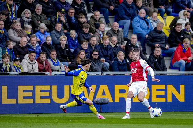 LEEUWARDEN - SC Cambuur defender Morgan Costarelli, AZ Alkmaar defender Wouter Goes during the Vriendenloterij Eredivisie match between SC Cambuur and AZ at Kooi Stadion on 18 October 2026 in Leeuwarden, Nederland. ED VAN DE POL EYE4IMAGES DeFodi Images -