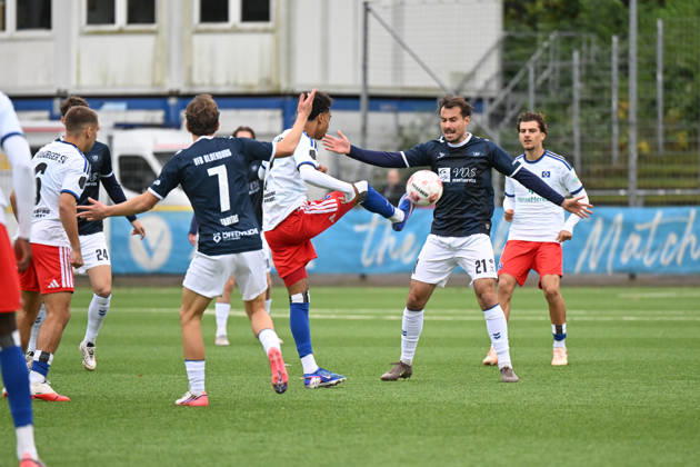 18.10.2026, GER, Fussball, Regionalliga Nord, 14.Spieltag, Saison 2026 2027, Hamburg, Stadion Hohe Luft, Hamburger SV II U23 vs VfB Oldenburg, Arnaud RIEDEL( Hamburger SV II 7 ) Nick OTTO ( VfB Oldenburg 21 ) Hamburg Stadion Hohe Luft Schleswig-Holstein Deutschland Copyright: xnordphotoxGmbHx xRojahnx
