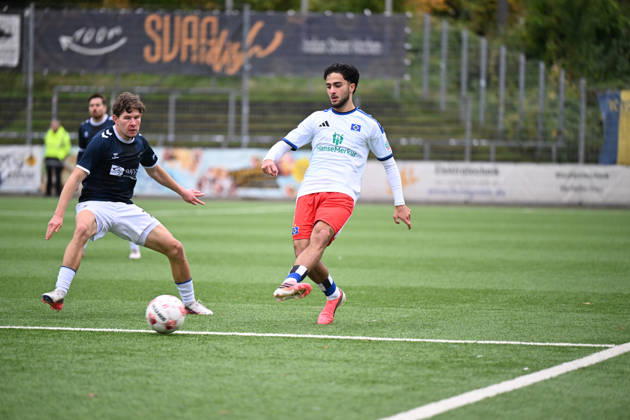18.10.2026, GER, Fussball, Regionalliga Nord, 14.Spieltag, Saison 2026 2027, Hamburg, Stadion Hohe Luft, Hamburger SV II U23 vs VfB Oldenburg, Mehmet YILDIRIM ( Hamburger SV II 23 ) Vjekoslav TARITAS ( VfB Oldenburg 7 ) Hamburg Stadion Hohe Luft Schleswig-Holstein Deutschland Copyright: xnordphotoxGmbHx xRojahnx