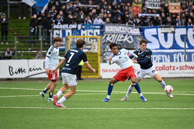 18.10.2026, GER, Fussball, Regionalliga Nord, 14.Spieltag, Saison 2026 2027, Hamburg, Stadion Hohe Luft, Hamburger SV II U23 vs VfB Oldenburg, Arnaud RIEDEL( Hamburger SV II 7 ) Dominik KASPER ( VfB Oldenburg 24 ) Hamburg Stadion Hohe Luft Schleswig-Holstein Deutschland Copyright: xnordphotoxGmbHx xRojahnx