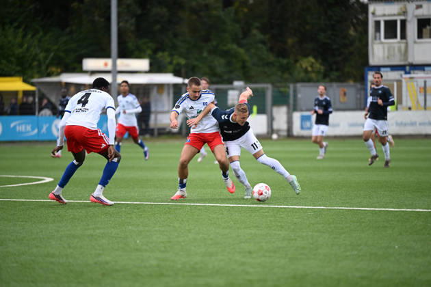 18.10.2026, GER, Fussball, Regionalliga Nord, 14.Spieltag, Saison 2026 2027, Hamburg, Stadion Hohe Luft, Hamburger SV II U23 vs VfB Oldenburg, Henri SCHÜMANN ( Hamburger SV II 6 ) Kai PRÖGER PROEGER ( VfB Oldenburg 11 ) Hamburg Stadion Hohe Luft Schleswig-Holstein Deutschland Copyright: xnordphotoxGmbHx xRojahnx