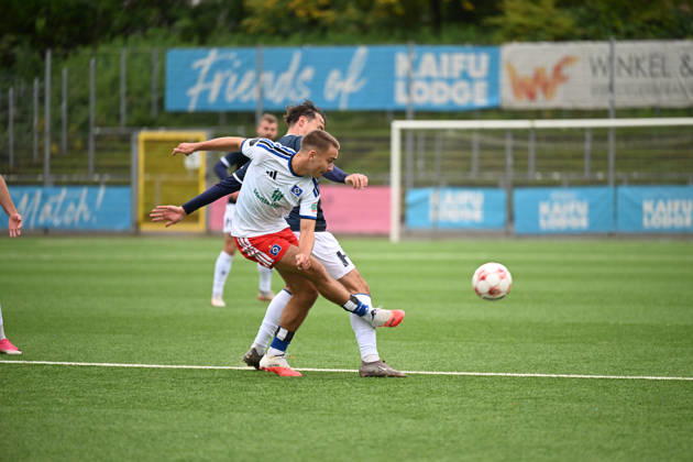 18.10.2026, GER, Fussball, Regionalliga Nord, 14.Spieltag, Saison 2026 2027, Hamburg, Stadion Hohe Luft, Hamburger SV II U23 vs VfB Oldenburg, Henri SCHÜMANN ( Hamburger SV II 6 ) Nick OTTO ( VfB Oldenburg 21 ) Hamburg Stadion Hohe Luft Schleswig-Holstein Deutschland Copyright: xnordphotoxGmbHx xRojahnx