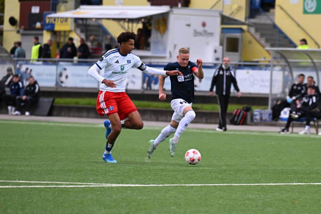 18.10.2026, GER, Fussball, Regionalliga Nord, 14.Spieltag, Saison 2026 2027, Hamburg, Stadion Hohe Luft, Hamburger SV II U23 vs VfB Oldenburg, Jason BISSI-MOUELLE ( Hamburger SV II 19 ) Kai PRÖGER PROEGER ( VfB Oldenburg 11 ) Hamburg Stadion Hohe Luft Schleswig-Holstein Deutschland Copyright: xnordphotoxGmbHx xRojahnx