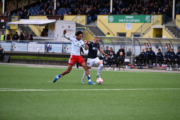 18.10.2026, GER, Fussball, Regionalliga Nord, 14.Spieltag, Saison 2026 2027, Hamburg, Stadion Hohe Luft, Hamburger SV II U23 vs VfB Oldenburg, Kai PRÖGER PROEGER ( VfB Oldenburg 11 ) Jason BISSI-MOUELLE ( Hamburger SV II 19 ) Hamburg Stadion Hohe Luft Schleswig-Holstein Deutschland Copyright: xnordphotoxGmbHx xRojahnx