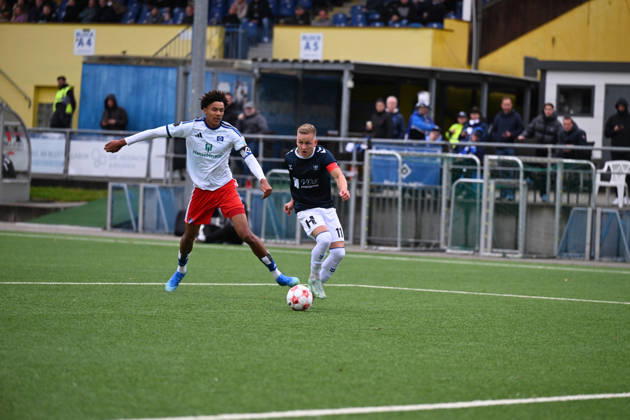 18.10.2026, GER, Fussball, Regionalliga Nord, 14.Spieltag, Saison 2026 2027, Hamburg, Stadion Hohe Luft, Hamburger SV II U23 vs VfB Oldenburg, Kai PRÖGER PROEGER ( VfB Oldenburg 11 ) Jason BISSI-MOUELLE ( Hamburger SV II 19 ) Hamburg Stadion Hohe Luft Schleswig-Holstein Deutschland Copyright: xnordphotoxGmbHx xRojahnx