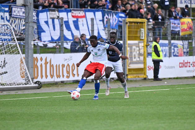 18.10.2026, GER, Fussball, Regionalliga Nord, 14.Spieltag, Saison 2026 2027, Hamburg, Stadion Hohe Luft, Hamburger SV II U23 vs VfB Oldenburg, Kelvin OJO ( Hamburger SV II 11 ) Anour ADAM ( VfB Oldenburg 5 ) Hamburg Stadion Hohe Luft Schleswig-Holstein Deutschland Copyright: xnordphotoxGmbHx xRojahnx