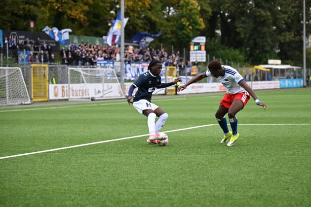 18.10.2026, GER, Fussball, Regionalliga Nord, 14.Spieltag, Saison 2026 2027, Hamburg, Stadion Hohe Luft, Hamburger SV II U23 vs VfB Oldenburg, Glory KIVETA-NDONGALASIYA( VfB Oldenburg 18 ) Joel AGYEKUM ( Hamburger SV II 5 ) Hamburg Stadion Hohe Luft Schleswig-Holstein Deutschland Copyright: xnordphotoxGmbHx xRojahnx