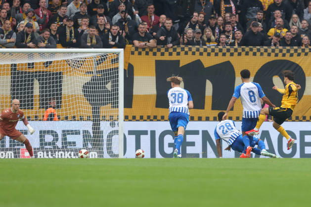 16.10.2026, xtgx, Fussball 2. Bundesliga, SG Dynamo Dresden - 1. FC Magdeburg, v.l. Simon Straudi (Dresden, 44) schiesst Tor, schießt, Torschuetze, erzielt Tor, Treffer, scores the goal 2:0 (DFL DFB REGULATIONS PROHIBIT ANY USE OF PHOTOGRAPHS as IMAGE SEQUENCES and or QUASI-VIDEO) Dresden