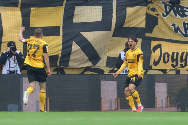 16.10.2026, xtgx, Fussball 2. Bundesliga, SG Dynamo Dresden - 1. FC Magdeburg, v.l. Simon Straudi (Dresden, 44) Jubel, Torjubel, jubelt ueber das Tor, celebrate the goal, celebration (DFL DFB REGULATIONS PROHIBIT ANY USE OF PHOTOGRAPHS as IMAGE SEQUENCES and or QUASI-VIDEO) Dresden