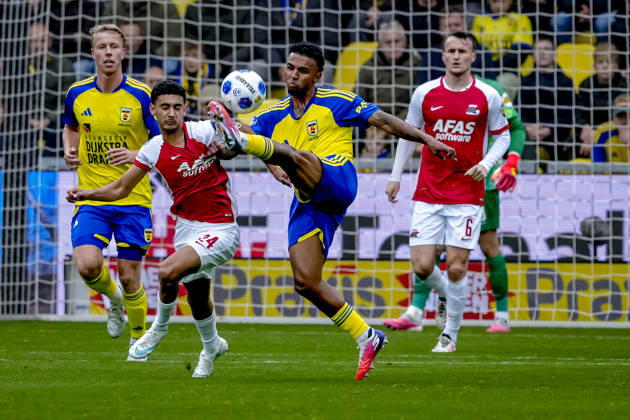 LEEUWARDEN - SC Cambuur midfielder Nicky Souren, AZ Alkmaar forward Ayoub Oufkir during the Vriendenloterij Eredivisie match between SC Cambuur and AZ at Kooi Stadion on 18 October 2026 in LEEUWARDEN, Nederland. ED VAN DE POL EYE4IMAGES DeFodi Images -