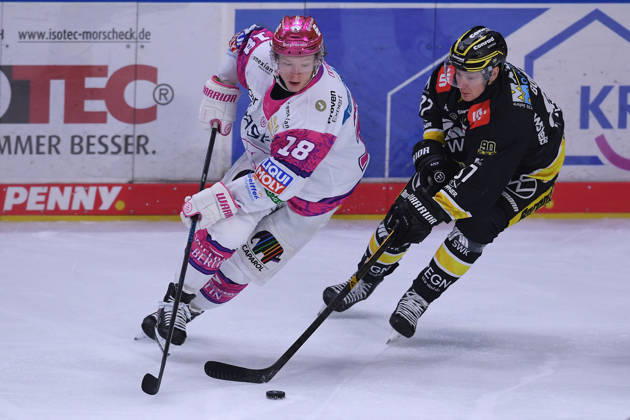 Eishockey Penny DEL 10. Spieltag Krefeld Pinguine - Eisbären Berlin am 18.10.2026 in der Yayla Arena in Krefeld Jonas Müller ( Berlin ), links - Philip Gogulla ( Krefeld ), rechts Gemäß den Vorgaben der DEL Deutsche Eishockey Liga ist die Publikation und Weiterverwertung der Aufnahmen in elektronischen Medien und Endgeräten aller Art während des laufenden Spiels nicht zulässig.