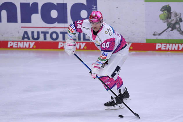 Eishockey Penny DEL 10. Spieltag Krefeld Pinguine - Eisbären Berlin am 18.10.2026 in der Yayla Arena in Krefeld Brandon Davidson ( Berlin ) Gemäß den Vorgaben der DEL Deutsche Eishockey Liga ist die Publikation und Weiterverwertung der Aufnahmen in elektronischen Medien und Endgeräten aller Art während des laufenden Spiels nicht zulässig.