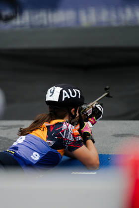 18.10.2026, GER, Biathlon, Frauen, IBU Biathlon Loop One Festival 2026, Saison 2026 2027, Super Sprint Qualifikation Damen Heat 1-4 Anna Andexer ( AUT, 9 ) beim Aufwärmen am Schießstand liegend München Olympiapark Bayern Deutschland Copyright: xNordphoto Vux