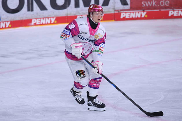 Eishockey Penny DEL 10. Spieltag Krefeld Pinguine - Eisbären Berlin am 18.10.2026 in der Yayla Arena in Krefeld Jonas Müller ( Berlin ) Gemäß den Vorgaben der DEL Deutsche Eishockey Liga ist die Publikation und Weiterverwertung der Aufnahmen in elektronischen Medien und Endgeräten aller Art während des laufenden Spiels nicht zulässig.