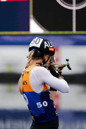 18.10.2026, GER, Biathlon, Frauen, IBU Biathlon Loop One Festival 2026, Saison 2026 2027, Super Sprint Qualifikation Damen Heat 1-4 Anna Gandler ( AUT, 50 ) beim Aufwärmen am Schießstand stehend München Olympiapark Bayern Deutschland Copyright: xNordphoto Vux