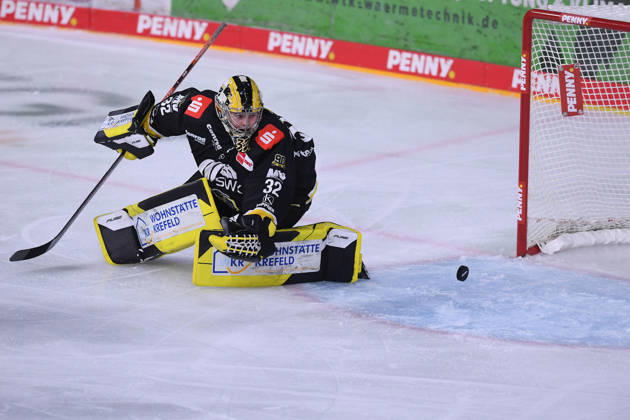 Eishockey Penny DEL 10. Spieltag Krefeld Pinguine - Eisbären Berlin am 18.10.2026 in der Yayla Arena in Krefeld Tor zum 0:1 durch Markus Vikingstad ( Berlin ) - Juha Jatkola ( Krefeld ) ist geschlagen Gemäß den Vorgaben der DEL Deutsche Eishockey Liga ist die Publikation und Weiterverwertung der Aufnahmen in elektronischen Medien und Endgeräten aller Art während des laufenden Spiels nicht zulässig.