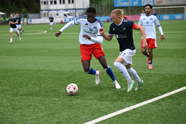 18.10.2026, GER, Fussball, Regionalliga Nord, 14.Spieltag, Saison 2026 2027, Hamburg, Stadion Hohe Luft, Hamburger SV II U23 vs VfB Oldenburg, Kai PRÖGER PROEGER ( VfB Oldenburg 11 ) Noah ADEKUNTE ( Hamburger SV II 4 ) Hamburg Stadion Hohe Luft Schleswig-Holstein Deutschland Copyright: xnordphotoxGmbHx xRojahnx